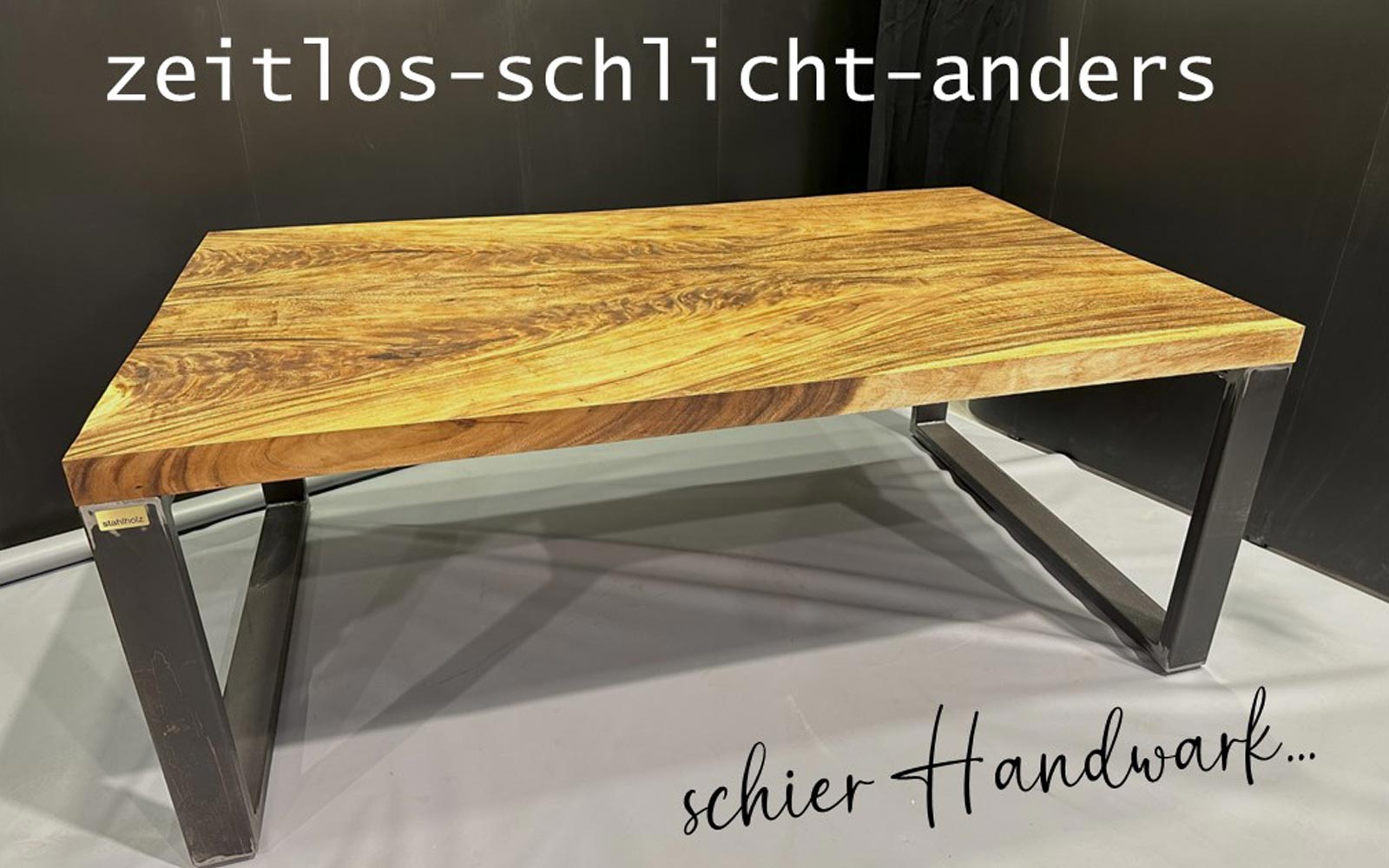 Handgefertigter Esstisch aus Massivholz mit natürlicher Baumkante und Stahlkufen von stahlholz.com in Wittmund